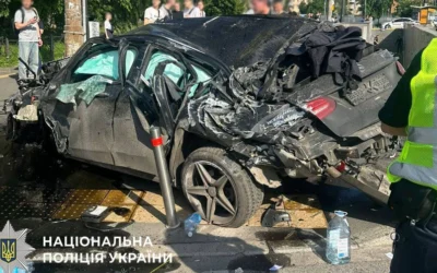 У Києві Mercedes на швидкості влетів у підземний перехід: четверо загиблих (фото)