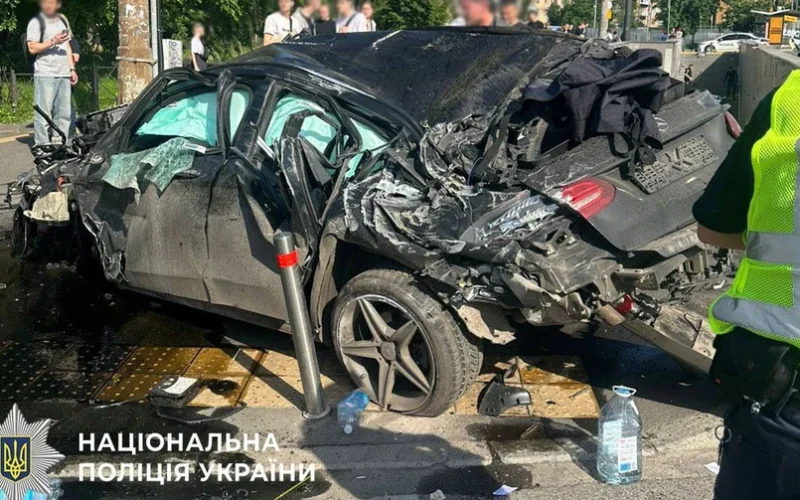 У Києві Mercedes на швидкості влетів у підземний перехід: четверо загиблих (фото)