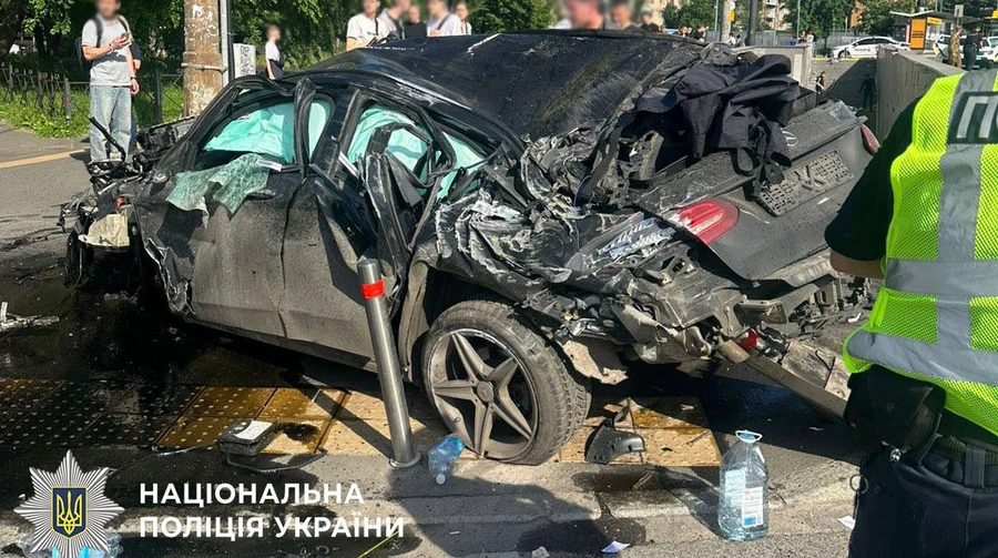 У Києві Mercedes на швидкості влетів у підземний перехід: четверо загиблих (фото)