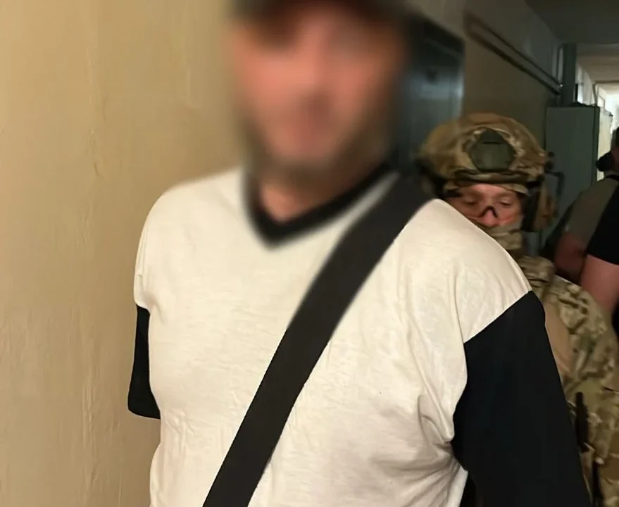У Києві затримали майстра з ремонту, який, погрожуючи ножем та гранатою, вчинив розбійний напад на пенсіонерку (відео)