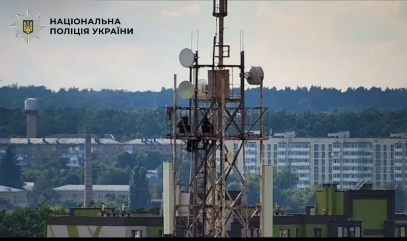 Небезпечні розваги в Ірпені: поліція виявила двох 12-річних хлопчиків на вежі мобільного зв’язку