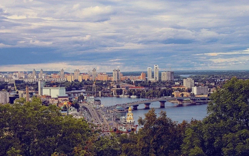 У Києві зводять альтернативні переправи через Дніпро: перші об’єкти з’являться на початку 2027 року