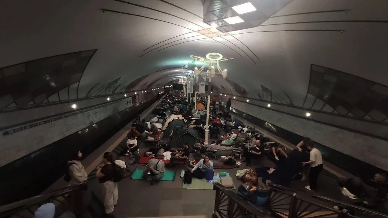 Скарги щодо метро під час нічної атаки на Київ: метрополітен заперечує обмеження доступу