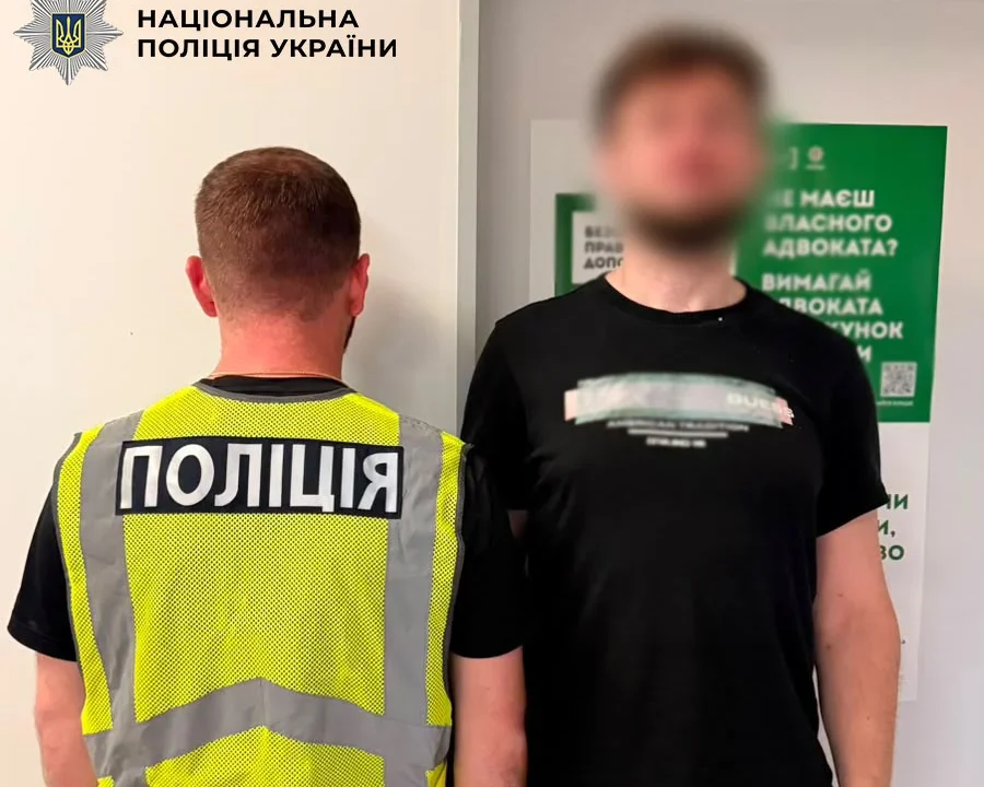 Конфлікт у готелі Києва: мешканець Дніпра вдарив сусіда ножем у живіт через зауваження доньці