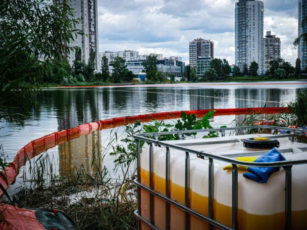 Ліквідація забруднення озера Кирилівського на Оболоні триває: загрози для Дніпра немає