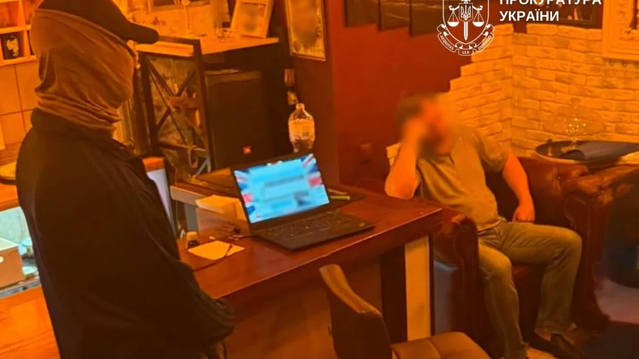 У Києві під час отримання 15 000$ затримали організатора фіктивного шлюбу для військового