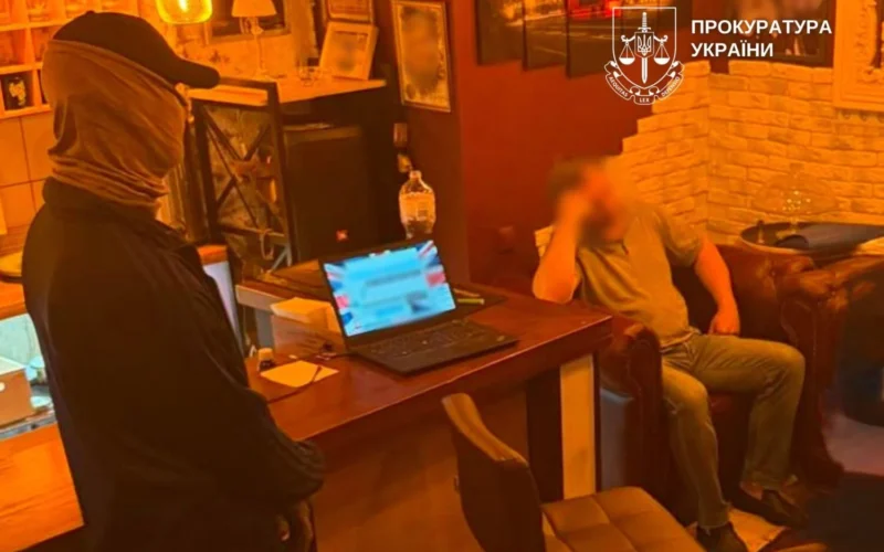 У Києві під час отримання 15 000$ затримали організатора фіктивного шлюбу для військового