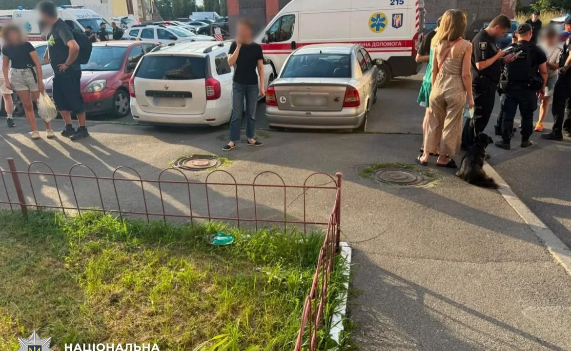 Різанина між будинками в Києві: 19-річний молодик поранив ножем трьох перехожих — йому загрожує до 15 років ув’язнення