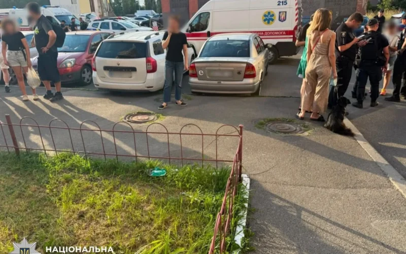 Різанина між будинками в Києві: 19-річний молодик поранив ножем трьох перехожих — йому загрожує до 15 років ув’язнення