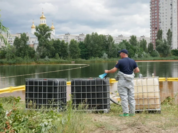 Ліквідація забруднення озера Кирилівського на Оболоні триває: загрози для Дніпра немає