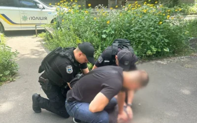 У Києві затримали чоловіка, який з гранатою пограбував працівницю кафе