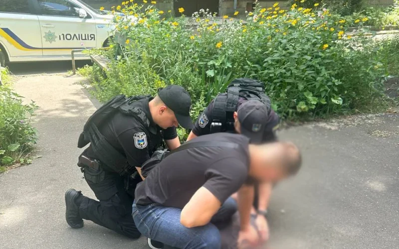 У Києві затримали чоловіка, який з гранатою пограбував працівницю кафе