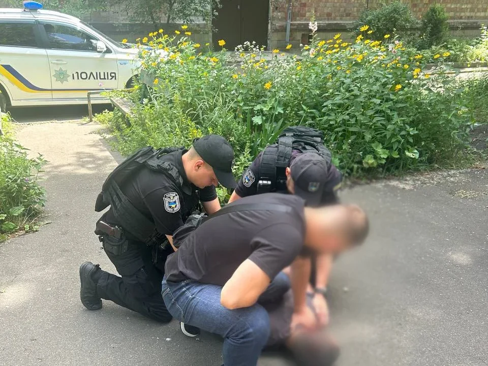 У Києві затримали чоловіка, який з гранатою пограбував працівницю кафе