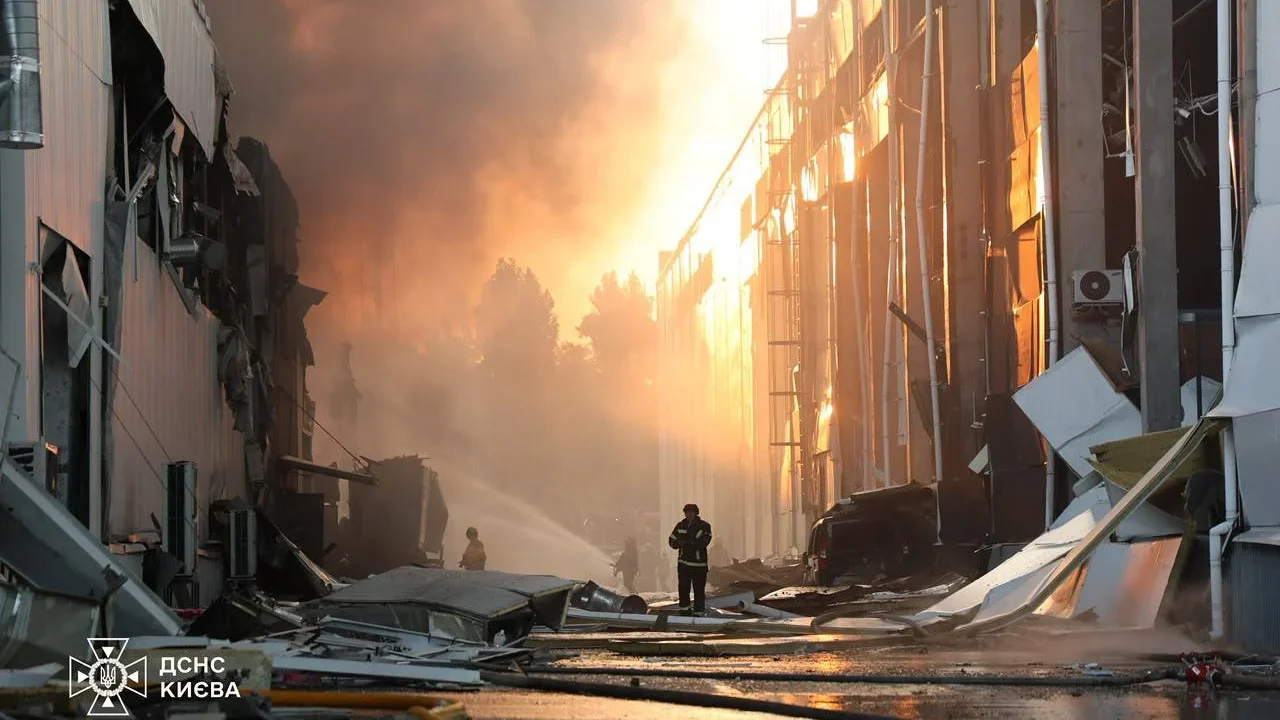 У Києві внаслідок російського обстрілу загинули двоє людей, ще п’ятеро поранені, серед них — дитина (фото)