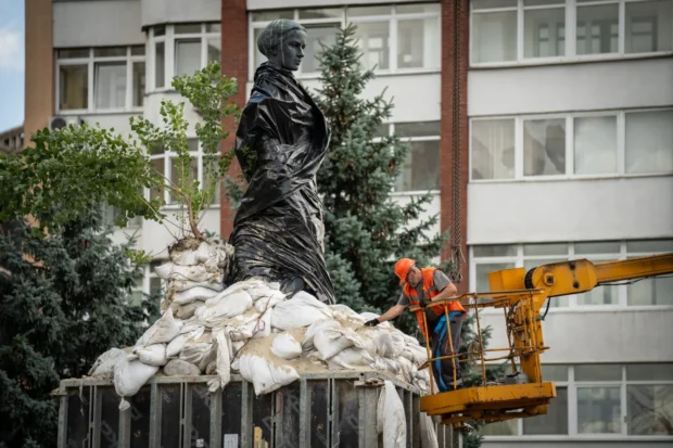 У Києві відкривають пам’ятники: біля монумента Лесі Українці розпочали демонтаж захисних конструкцій