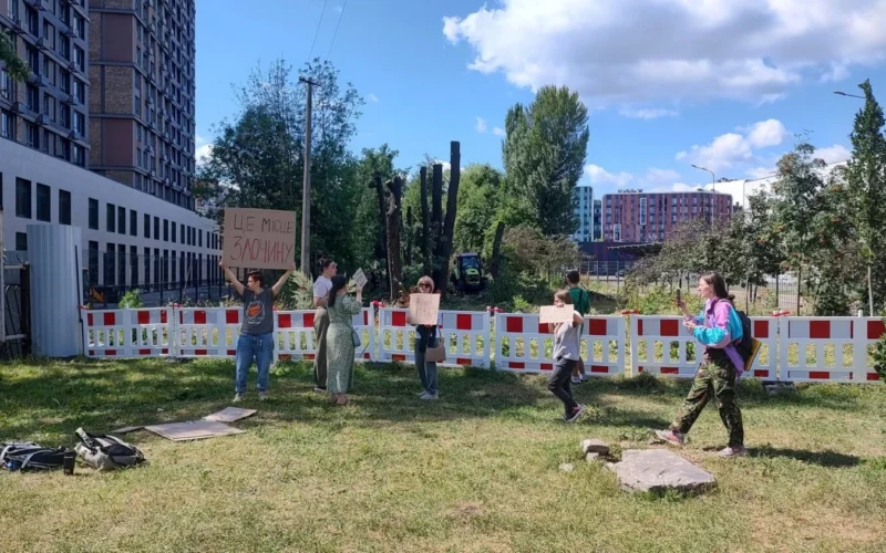 На Теремках протестують проти вирубки дерев