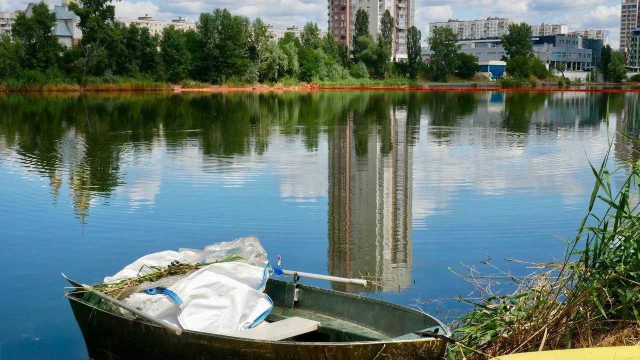 Ліквідація наслідків забруднення озера Кирилівського: за 4 тижні очистили близько 640 м² забрудненої рослинності