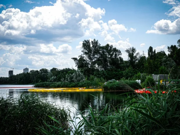 У Києві ліквідовують наслідки забруднення озера Кирилівського: до порятунку водойми залучили науковців