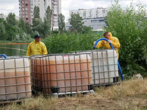 Ліквідація забруднення озера Кирилівського на Оболоні триває: загрози для Дніпра немає