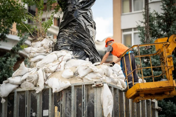 У Києві відкривають пам’ятники: біля монумента Лесі Українці розпочали демонтаж захисних конструкцій