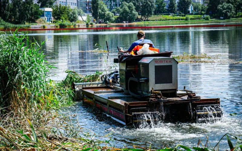 Другий тиждень триває ліквідація наслідків забруднення озера Кирилівського у Києві (фото)