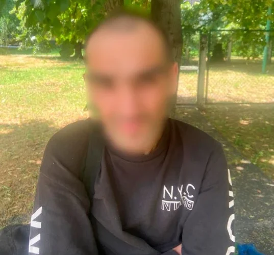 У Києві пенсіонер попросив перехожого допомогти донести важкі пакети з продуктами — чоловік погодився і обікрав його