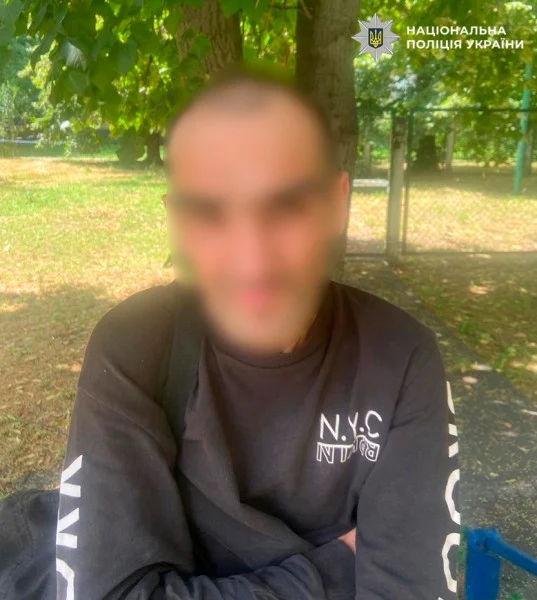 У Києві пенсіонер попросив перехожого допомогти донести важкі пакети з продуктами — чоловік погодився і обікрав його
