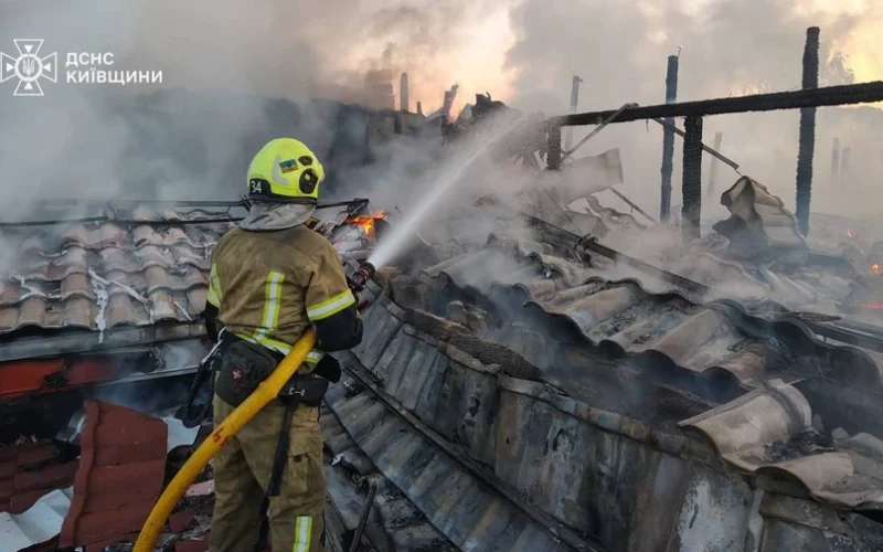Росіяни атакували будинок під Києвом: 5 постраждалих, серед них діти