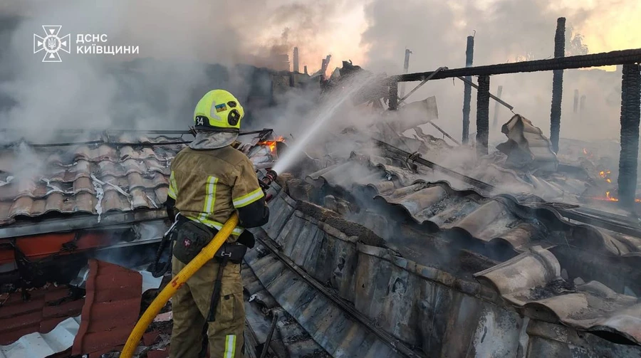Росіяни атакували будинок під Києвом: 5 постраждалих, серед них діти