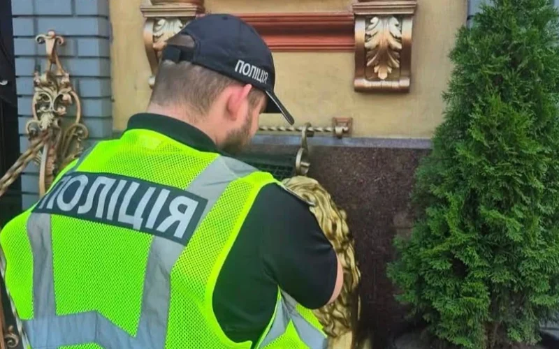 У Києві біля ресторану знайшли куртку з гранатами