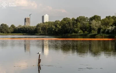 У Києві очистили Кирилівське озеро після російської атаки (відео)