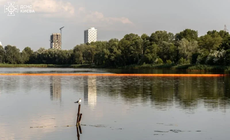 У Києві очистили Кирилівське озеро після російської атаки (відео)