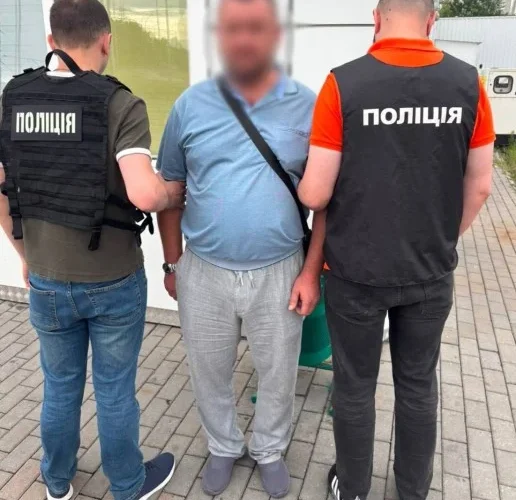 У Києві чоловік за 7 000 доларів обіцяв фіктивне працевлаштування на оборонне підприємство