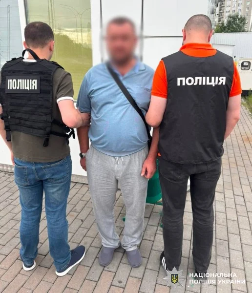 У Києві чоловік за 7 000 доларів обіцяв фіктивне працевлаштування на оборонне підприємство