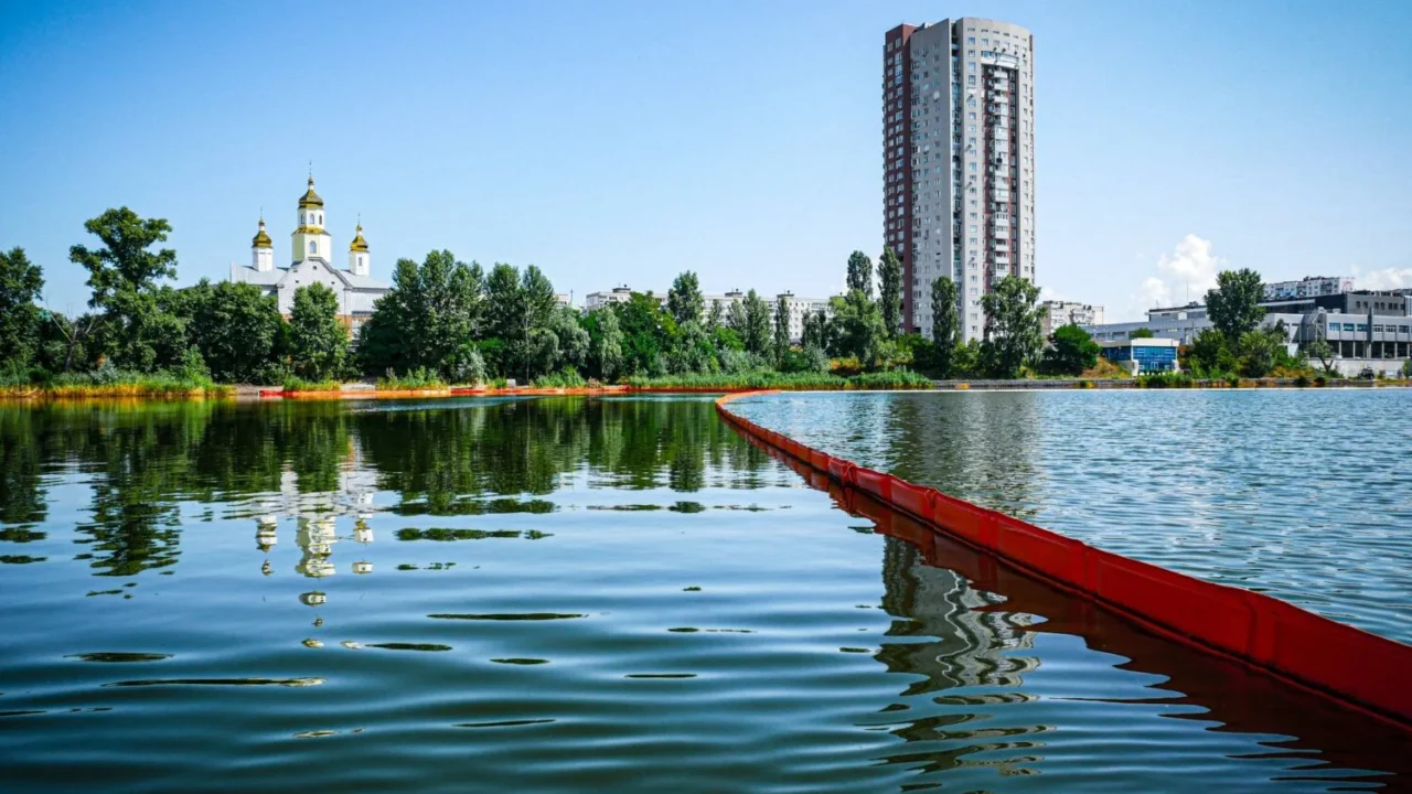 У Києві на озері Кирилівське триває ліквідація наслідків витоку нафтопродуктів (відео)