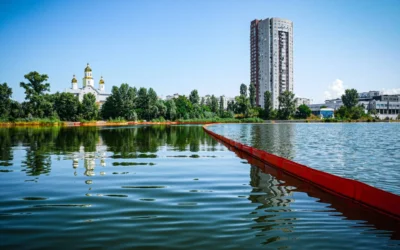 У Києві на озері Кирилівське триває ліквідація наслідків витоку нафтопродуктів (відео)