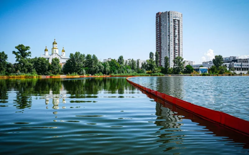 У Києві на озері Кирилівське триває ліквідація наслідків витоку нафтопродуктів (відео)
