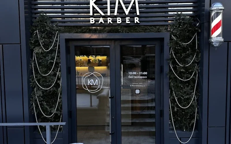 KIM Barbershop | Барбершоп в Києві | Чоловіча стрижка, Прокол Вуха, Чоловічий манікюр | Печерськ, Центр — 1