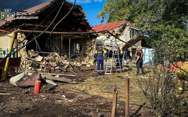 Російська атака на Київщину: окупанти вдарили по складах і житловому сектору (відео)