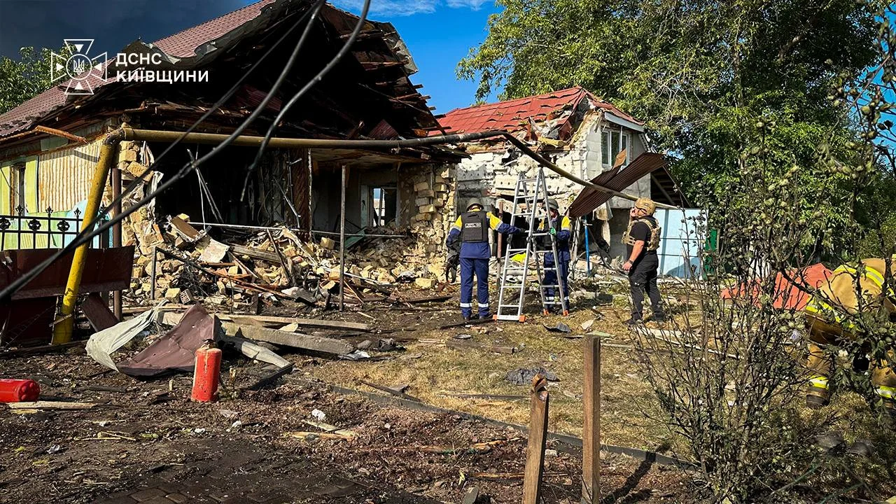 Російська атака на Київщину: окупанти вдарили по складах і житловому сектору (відео)