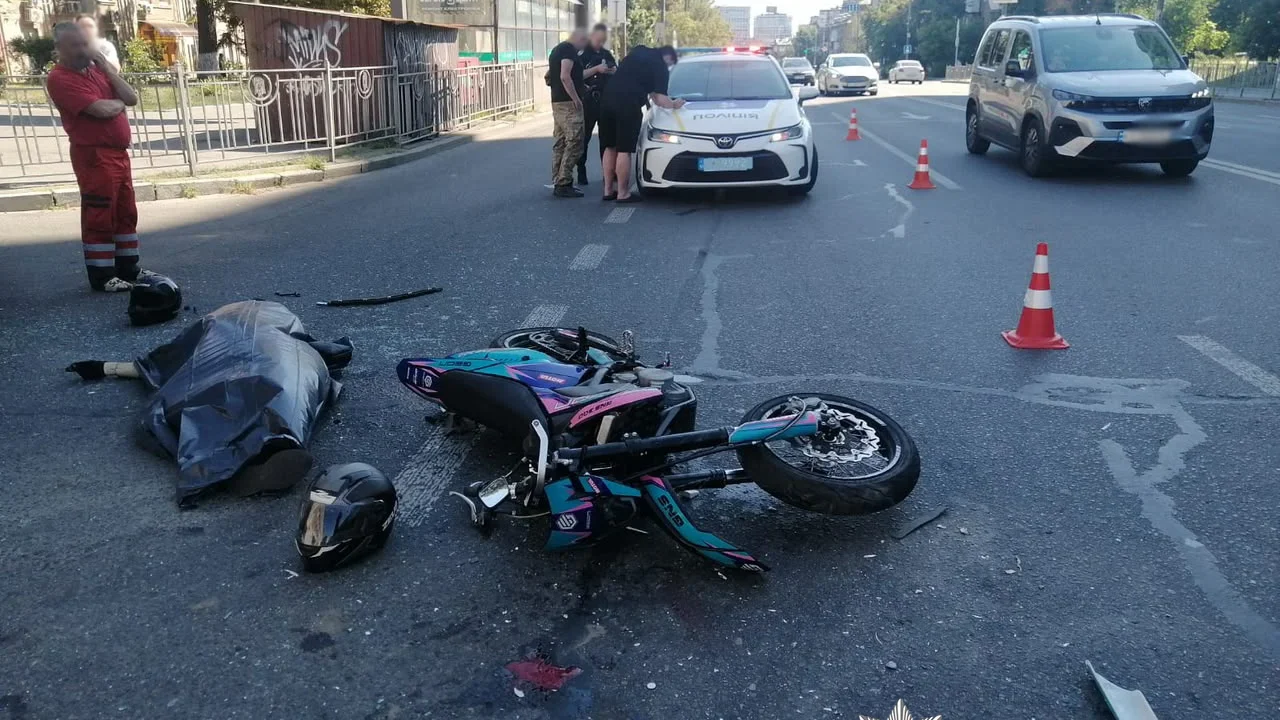 Смертельна ДТП у Києві: загинув 26-річний мотоцикліст, його пасажирка — у лікарні