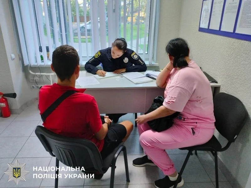 Викрали 152 шеврони з меморіалу в Гостомелі: поліція притягнула до відповідальності батьків двох підлітків