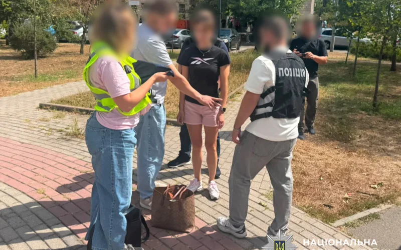 Схема бронювання за 20 тисяч доларів: у Києві затримали очільницю районної організації Червоного Хреста
