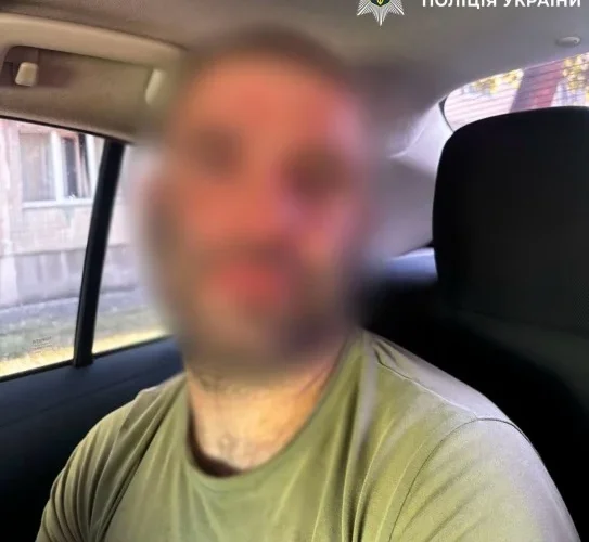 Напад на жінку з дитиною у Києві: за пів години затримали грабіжника на Миропільській