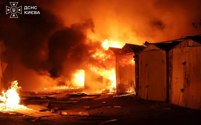 Нічна російська атака на Київ: у двох районах вирували масштабні пожежі, постраждали четверо людей (відео)