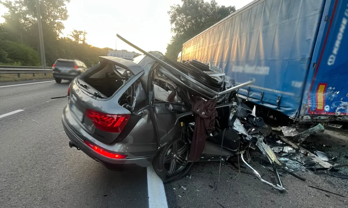 У Києві внаслідок зіткнення Audi з вантажівкою загинули мати та її 2-річна дитина