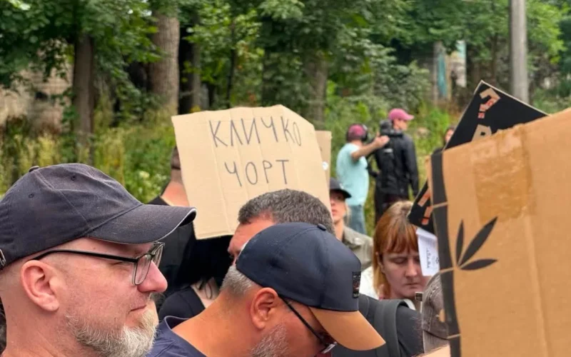 На Теремках призупинили будівництво тепломережі, проти якого протестували місцеві мешканці