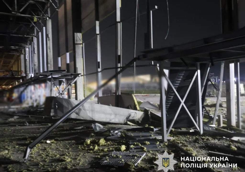Внаслідок російських ударів у Бучанському районі пошкоджено склад, вантажівки та приміщення охорони