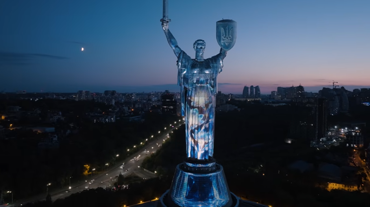 На монументі «Батьківщина-мати» запустили світлове шоу «Майбутнє пам’ятає» до 35-річчя Незалежності (відео)