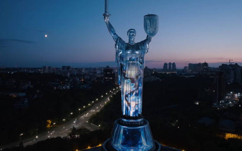 На монументі «Батьківщина-мати» запустили світлове шоу «Майбутнє пам’ятає» до 35-річчя Незалежності (відео)
